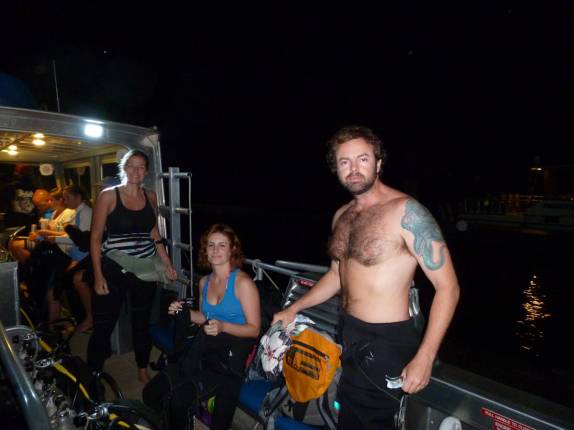 Ainda de madrugada, embarcando para mergulhar em Molokini, na costa de Maui, no Havaí